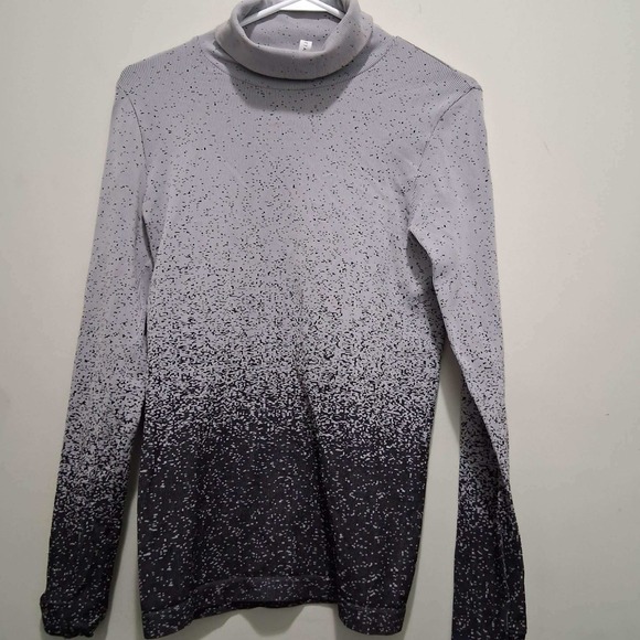Athleta Sweaters - Athleta Momentum Ombre Turtleneck‎ Grey Black Ribbed Seamless Top Small 631825